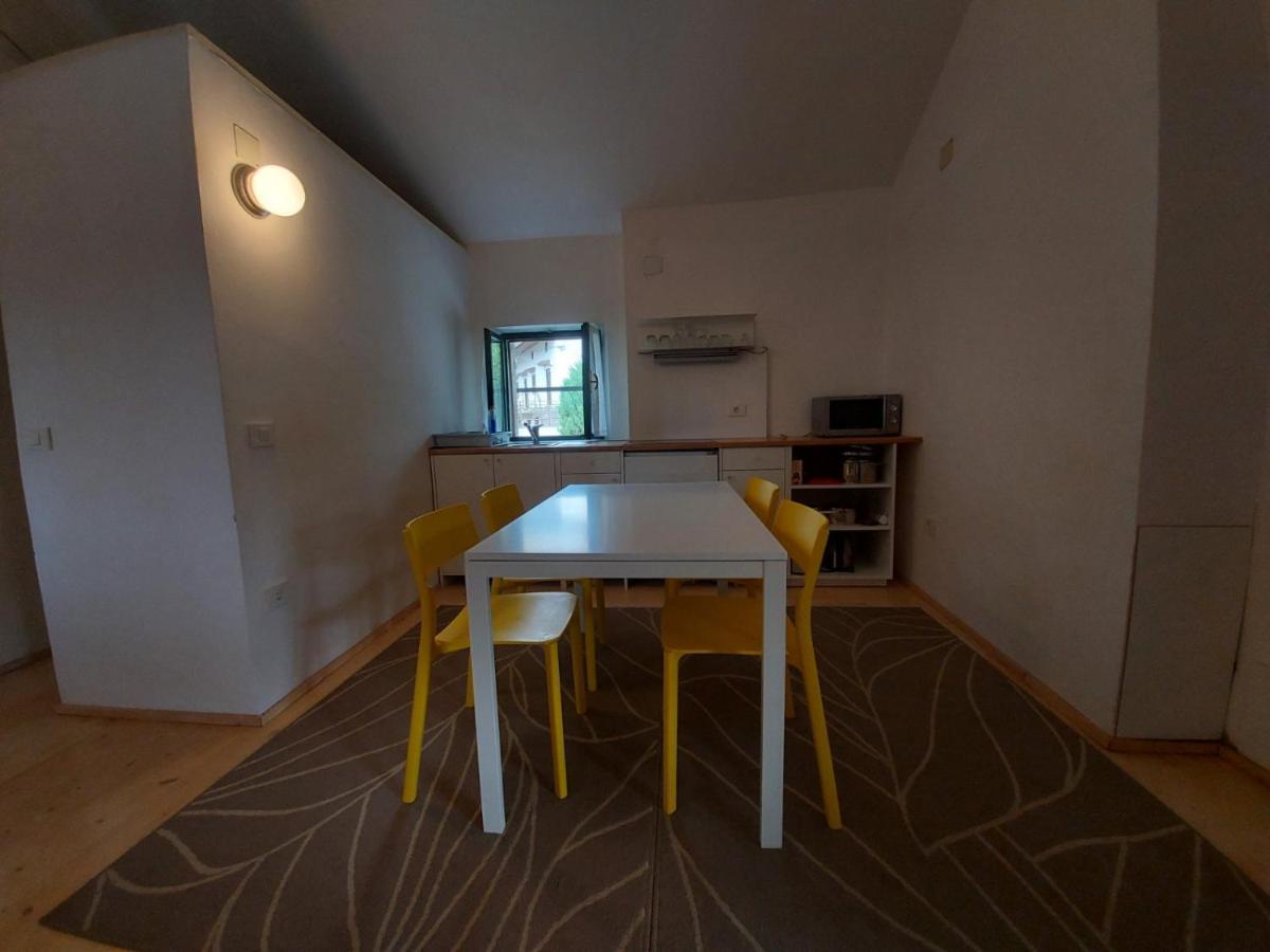 Apartmaji Hedera Komen Exterior photo
